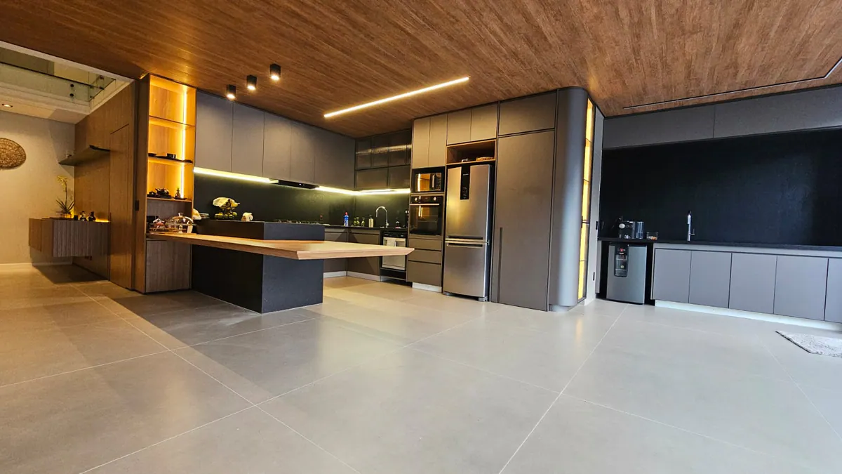 Cozinha integrada com coluna curva: Cozinha + estar integrado